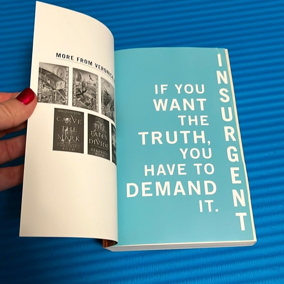 Divergent Series 10th Anniversary Collector’s Edition Books - Picture 4 of 7